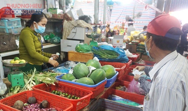 Hầu hết người dân đi chợ đếu tập trung các quầy rau, củ, quả