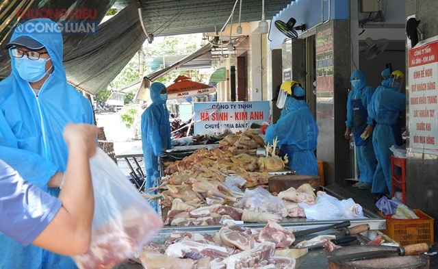 điểm bán, đường Âu Cơ, quận Liên Chiểu, mở từ 6h 30 đến 11h30 mỗi ngày, trước chợ Hòa Khánh hầu hết người dân đến sắp hàng và giữ khoảng cách 2m, gà, thịt heo…