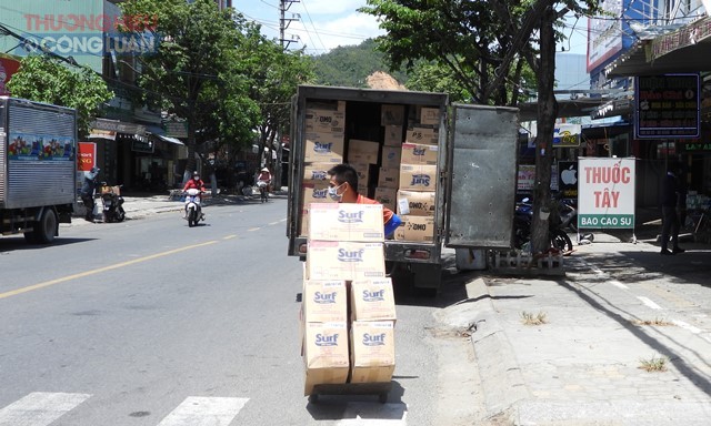 Hàng được các xe thường xuyên vận chuyển đến, thừa để cung cấp cho người dân