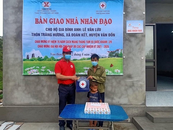 Lãnh đạo Hội Chữ thập đỏ huyện Vân Đồn trao tặng quà cho gia đình anh Lê Văn Lừu