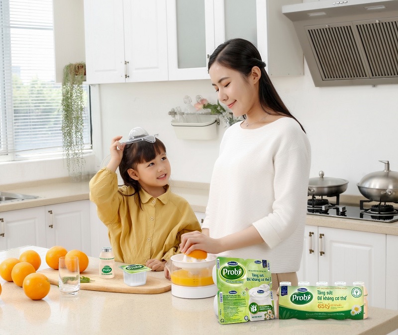 Cam và sữa chua chứa lợi khuẩn đều là những thực phẩm giúp tăng đề kháng, giúp bảo vệ sức khỏe các thành viên trong gia đình. Ảnh: Vinamilk