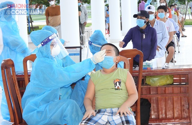 Lực lượng y tế quận Liên Chiểu , lấy mẫu xét nghiệm lần thứ 4, tại tổ 34 và 35 , phường Hòa Hiệp Nam.
