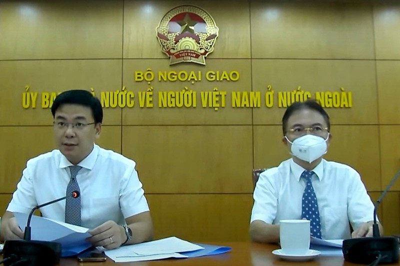 Thứ trưởng Bộ Ngoại giao Phạm Quang Hiệu, Chủ nhiệm Ủy ban nhà nước về người Việt Nam ở nước ngoài (trái), phát biểu tại hội thảo