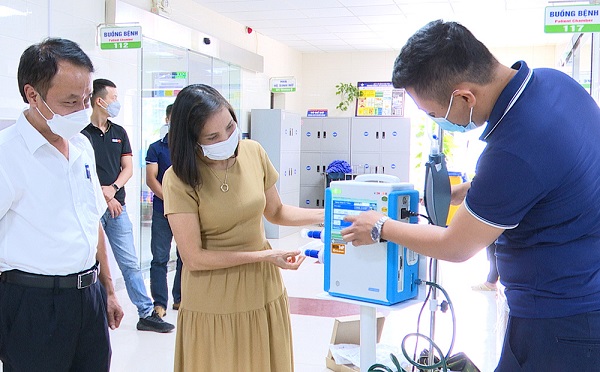 Công ty TNHH Hương Linh đã trao tặng một bộ máy thở oxy xách tay MTV1000 cho Trung tâm y tế huyện Thanh Ba
