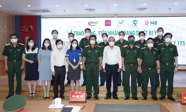 Vietcombank trao tặng trang thiết bị y tế tổng trị giá 9 tỷ đồng cho Bệnh viện Chợ Rẫy và Bệnh viện Quân y 175
