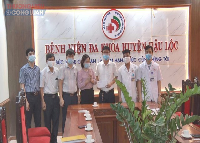 Đồng chí Phạm Thị Hường, Phó bí thư TT huyện ủy cùng các thành viên trong đoàn đến thăm cán bộ và lãnh đạo Bệnh viện Đa khoa huyện Hậu Lộc