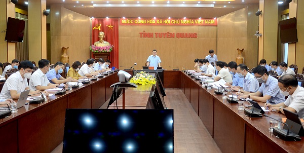 Đồng chí Nguyễn Văn Sơn, Phó Bí thư Tỉnh ủy, Chủ tịch UBND tỉnh chủ trì cuộc họp