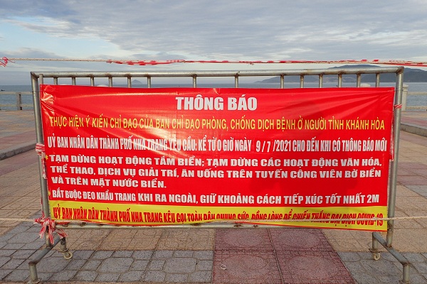 Hàng trăm bảng thông báo dựng dọc công viên bờ biển Nha Trang ngày 09/7/2021