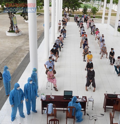 Lực lượng y tế quận Liên chiểu tiến hành lấy mẫu xét nghiệm lần 4 tại tổ 34 vÀ 35, phường Hòa Hiệp Nam , có kết quả âm tính.