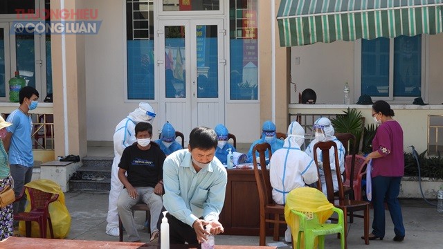 Lực lượng y tế quận Liên Chiểu lấy mẫu xét nghiệm mỗi hộ gia đình phường Hòa Minh.