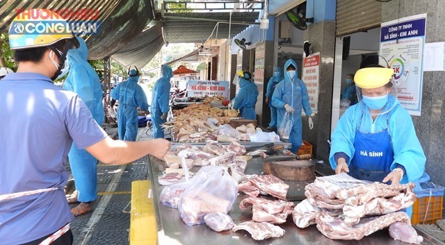 Điểm bán đường Âu Cơ, quận Liên Chiểu, mở cửa từ 6h 30 đến 11h30 mỗi ngày, trước chợ Hòa Khánh hầu hết người dân đến sắp hàng và giữ khoảng cách 2m, gà, thịt heo….