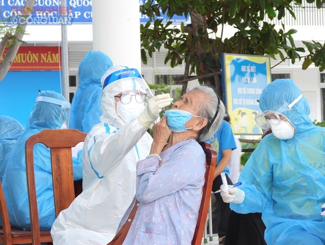 Chủ hộ hoặc đại diện hộ gia đ&igrave;nh, l&agrave; người c&oacute; nguy cơ l&acirc;y nhiễm Sars-CoV-2 cao nhất trong hộ; người tr&ecirc;n 18 tuổi, bảo đảm sức khỏe để lấy mẫu tại c&aacute;c điểm lấy mẫu x&eacute;t nghiệm tập trung.