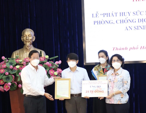 Đại diện BIDV trao biển tượng trưng ủng hộ TP Hồ Chí Minh 25 tỷ phòng chống Covid-19