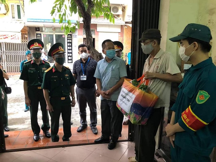 Các cán bộ, chiến sĩ Thủ đô tổ chức thăm, tặng quà người dân ở khu vực cách ly y tế trên địa bàn quận Hoàn Kiếm