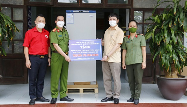 Đại diện lãnh đạo Hội Chữ thập đỏ và Công an tỉnh trao tặng tủ lạnh bảo quản vacxin cho Bệnh viện đa khoa tỉnh Tuyên Quang.
