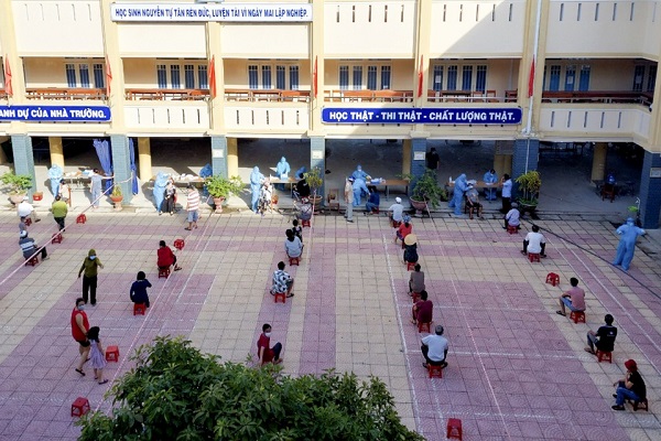 Ngành y tế lấy mẫu xét nghiệm cho người dân ở thị trấn Châu Ổ, huyện Bình Sơn, Quảng Ngãi