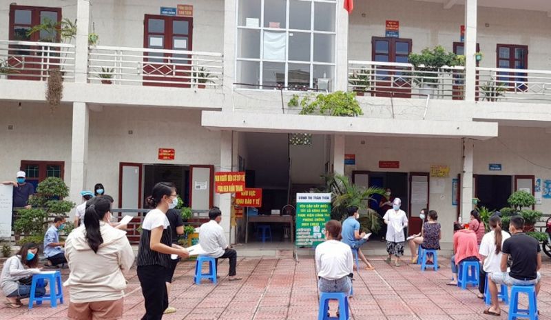 Người dân đến khai báo y tế tại Trạm Y tế Thị trấn Thứa.