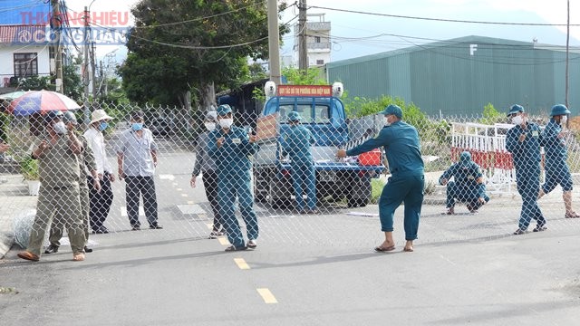 Đường Xuân Thiều 18 , quận Liên Chiểu được lực lượng chức năng rào lưới B40, lúc 5 giờ chiều ngày 15/8