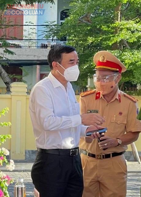 Chủ tịch UBND TP. Đà Nẵng Lê Trung Chinh, trao đổi với lực lượng CSGT