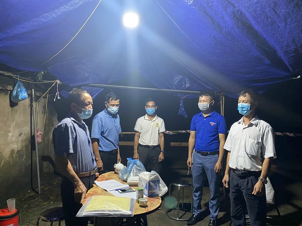 Không quản ngại mưa gió, Đoàn viên thanh niên trên địa bàn TP. Hà Nội chuẩn bị các suất ăn gửi tới các lực lượng chống dịch