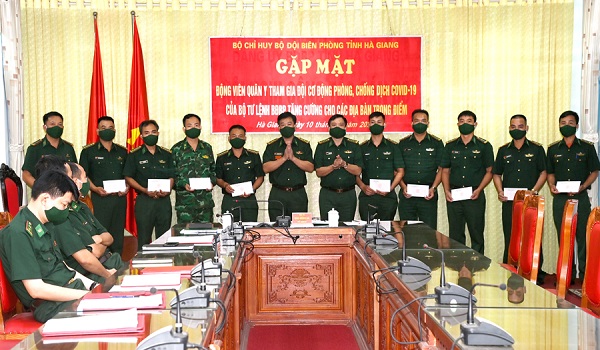 Hà Giang: Tăng cường 10 cán bộ quân y tham gia phòng chống dịch Covid-19 ở tâm dịch