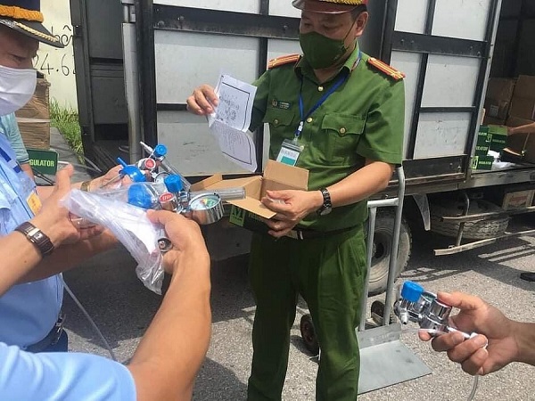 Hà Nội: Phát hiện lô thiết bị y tế lớn 1.000 van thở oxy không rõ nguồn gốc xuất xứ