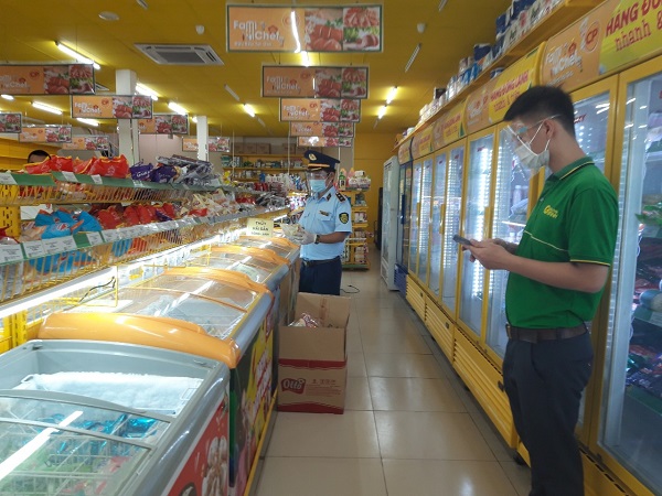 Đội QLTT số 3 giám sát tại cửa hàng tiện ích trên địa bàn thị xã Cai Lậy