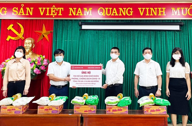 Agribank trao tặng 700 suất quà các gia đình quận Hà Đông bị ảnh hưởng bởi dịch Covid-19