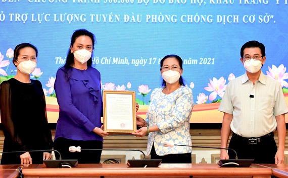 Thành phố Hồ Chí Minh tiếp nhận 200.000 bộ đồ bảo hộ, khẩu trang y tế