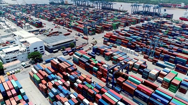 Hiện tại, hàng hóa đang bùn ùn tắc tại cảng Cát Lái là rất lớn. Nhiều giải pháp đang được gấp rút triển khai để giải tỏa hàng tồn tại đây