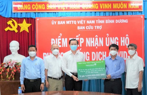 Vietcombank tài trợ 5 tỷ đồng hỗ trợ công tác phòng, chống dịch Covid-19 tại tỉnh Bình Dương
