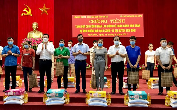 Các công nhân lao động khó khăn do ảnh hưởng bởi dịch Covid-19 trên địa bàn huyện Yên Bình nhận quà hỗ trợ