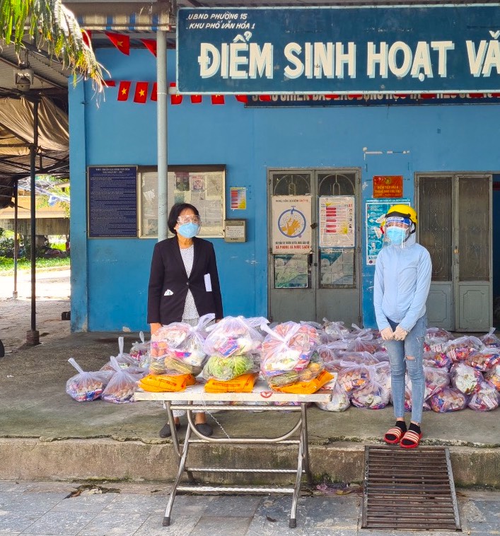 Người dân P.15, Quận 8 (TP Hồ Chí Minh) đến Điểm sinh hoạt văn hóa thuộc Khu phố văn hóa 1 của phường để nhận quà từ chuyến xe yêu thương thứ 9 của tuổi trẻ Bình Phước