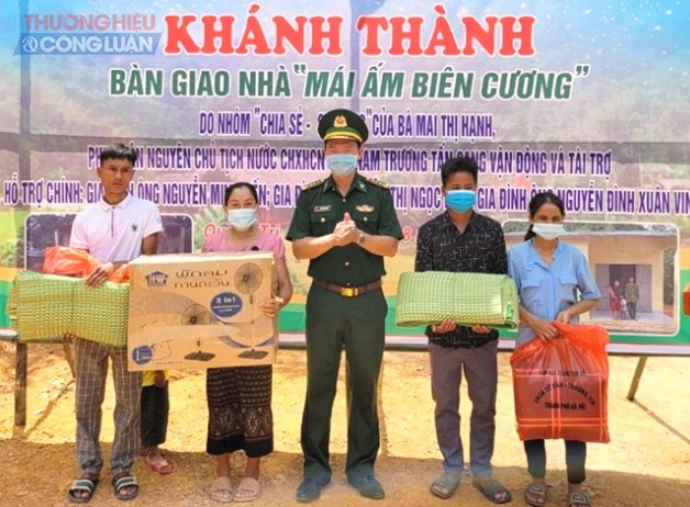 Thượng tá Nguyễn Xuân Toàn, Chính ủy BĐBP tỉnh Quảng Trị tặng quà cho gia đình ông Hồ Văn Rào và Hồ Văn Sữa.