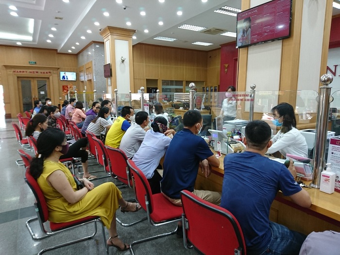 Yêu cầu giảm lãi suất và miễn phí dịch vụ ngân hàng cho khách hàng gặp khó do Covid-19