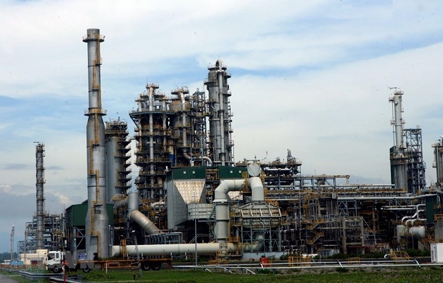 Kiến nghị giảm nhập khẩu xăng dầu để cứu nhà máy trong nước Kiến nghị giảm nhập khẩu xăng dầu để cứu nhà máy trong nước.