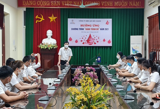 Ông Chu Xuân Chính, Chủ tịch Công đoàn Cơ quan Công ty gặp mặt động viên CBCNV trước giờ đi hiến máu