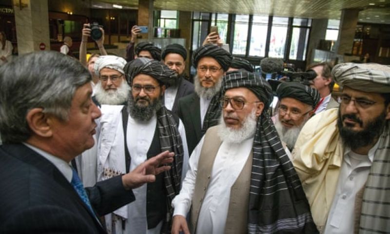 Đặc phái viên của Tổng thống Nga về Afghanistan, ông Zamir Kabulov, đang trao đổi với các đại diện Taliban, trong đó có lãnh đạo Abdul Ghani Baradar năm 2019. Ảnh: AP