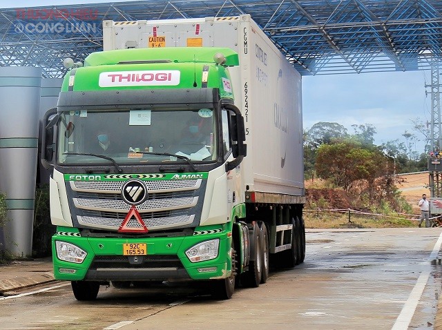 Phương tiện vận chuyển của THILOGI tại Cửa khẩu quốc tế Nam Giang trong ngày khai trương.