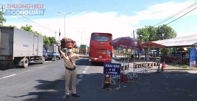 Cảnh sát giao thông hướng dẫn xe tải đậu đỗ để khai báo y tế tại Trạm CSGT Hòa Phước, huyện Hòa Vang, thành phố Đà Nẵng
