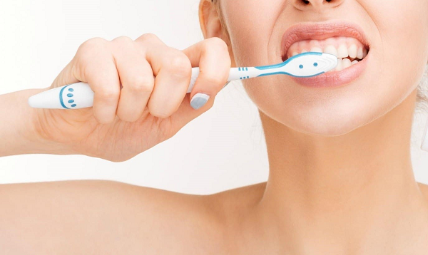 Chăm sóc răng miệng không đúng cách có thể gây viêm quanh răng