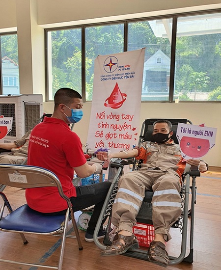 gần 70 cán bộ công nhân viên Công ty Điện lực Yên Bái đã có mặt tham gia chương trình hiến máu nhân đạo
