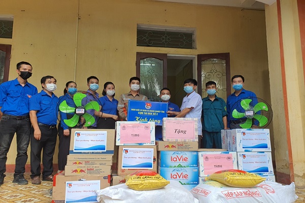 Đoàn thanh niên Công ty Điện lực Yên Bái phối hợp cùng với các đơn vị trong cụm tổ chức thăm hỏi, tặng quà cho các cán bộ làm công tác phòng chống dịch trên địa bàn tỉnh Yên Bái