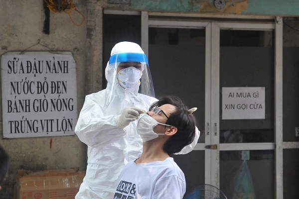 Nhân viên y tế lấy mẫu xét nghiệm cho người dân trên địa bàn Hà Nội