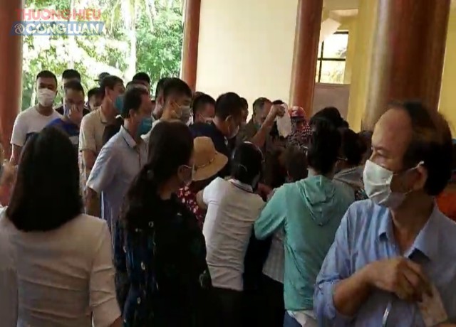 Hàng nghìn người chen chút nhau để mua hồ sơ thầu ngày 16.8 tại hội trường UBND huyện Hà Trung, không tuân thủ 5K theo hướng dẫn của Bộ Y tế