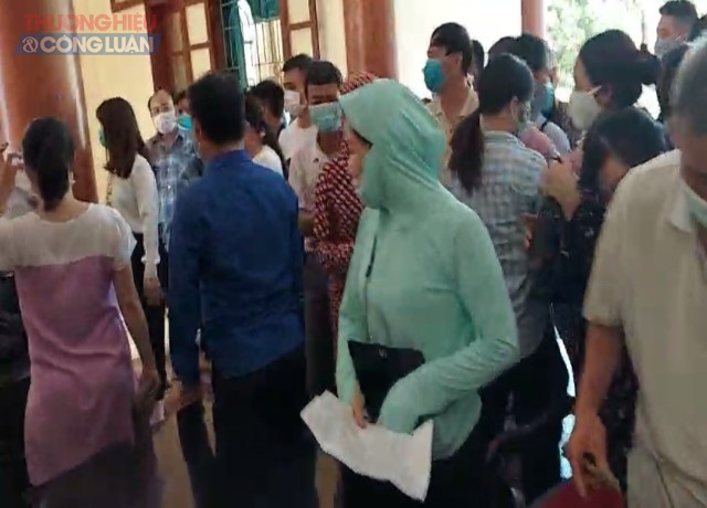 Một góc của hội trường UBND huyện Hà Trung trong ngày đầu bán hồ sơ thầu