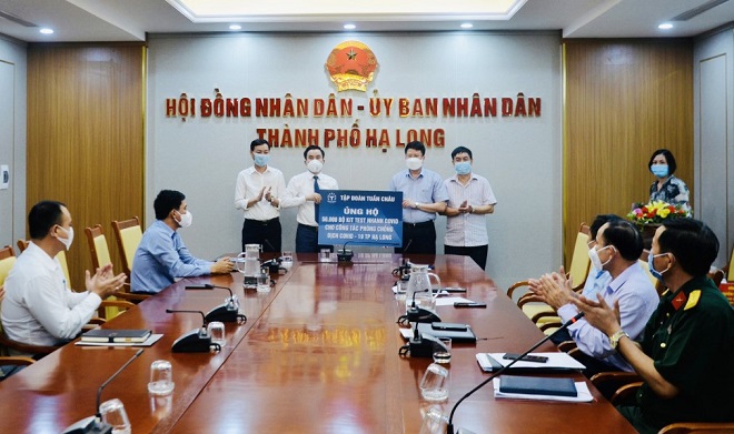 Tập đoàn Tuần Châu: Trao tặng thành phố Hạ Long 50.000 bộ kit xét nghiệm nhanh Covid-19