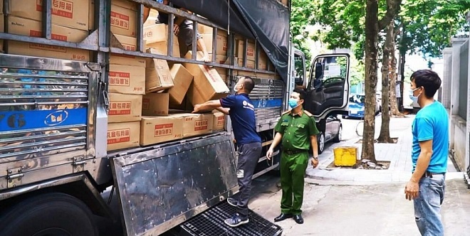 Lực lượng chức năng đang tiến hành kiểm tra xe tải cùng toàn bộ hàng hóa trên xe