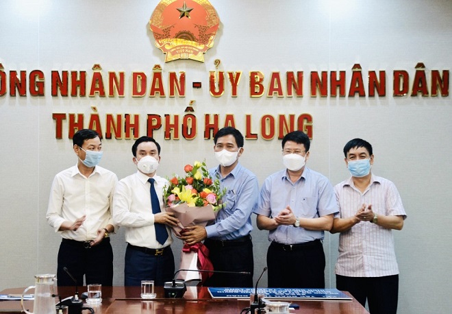 Ảnh: 2/ Chủ tịch UBND thành phố Hạ Long, Nguyễn Tiến Dũng (thứ 3 bìa phải) tặng hoa cảm ơn Phó Chủ tịch Tập đoàn Tuần Châu Phạm Xuân Vinh