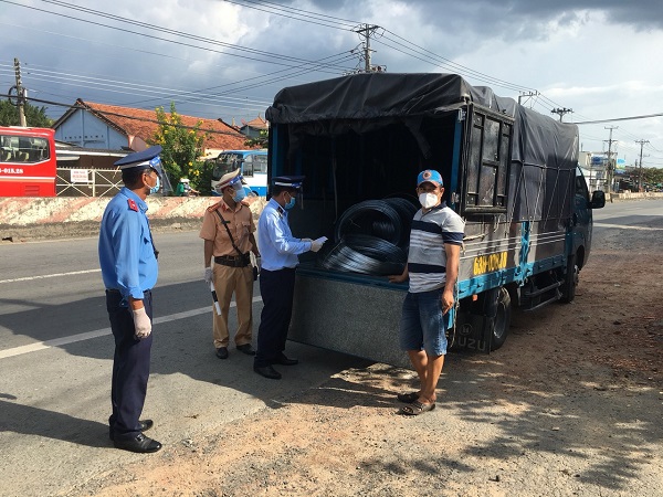 Lực lượng QLTT tỉnh Tiền Giang khám phương tiện vận tải vận chuyển 1,3 tấn dây thép